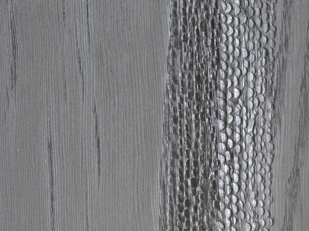 Klare Ästhetik: Das Black Snake Board von OLDRYE präsentiert sich in seiner reinen Form. Ein minimalistisches Designstück, das durch die traditionelle Yakisugi-Veredelung besticht.