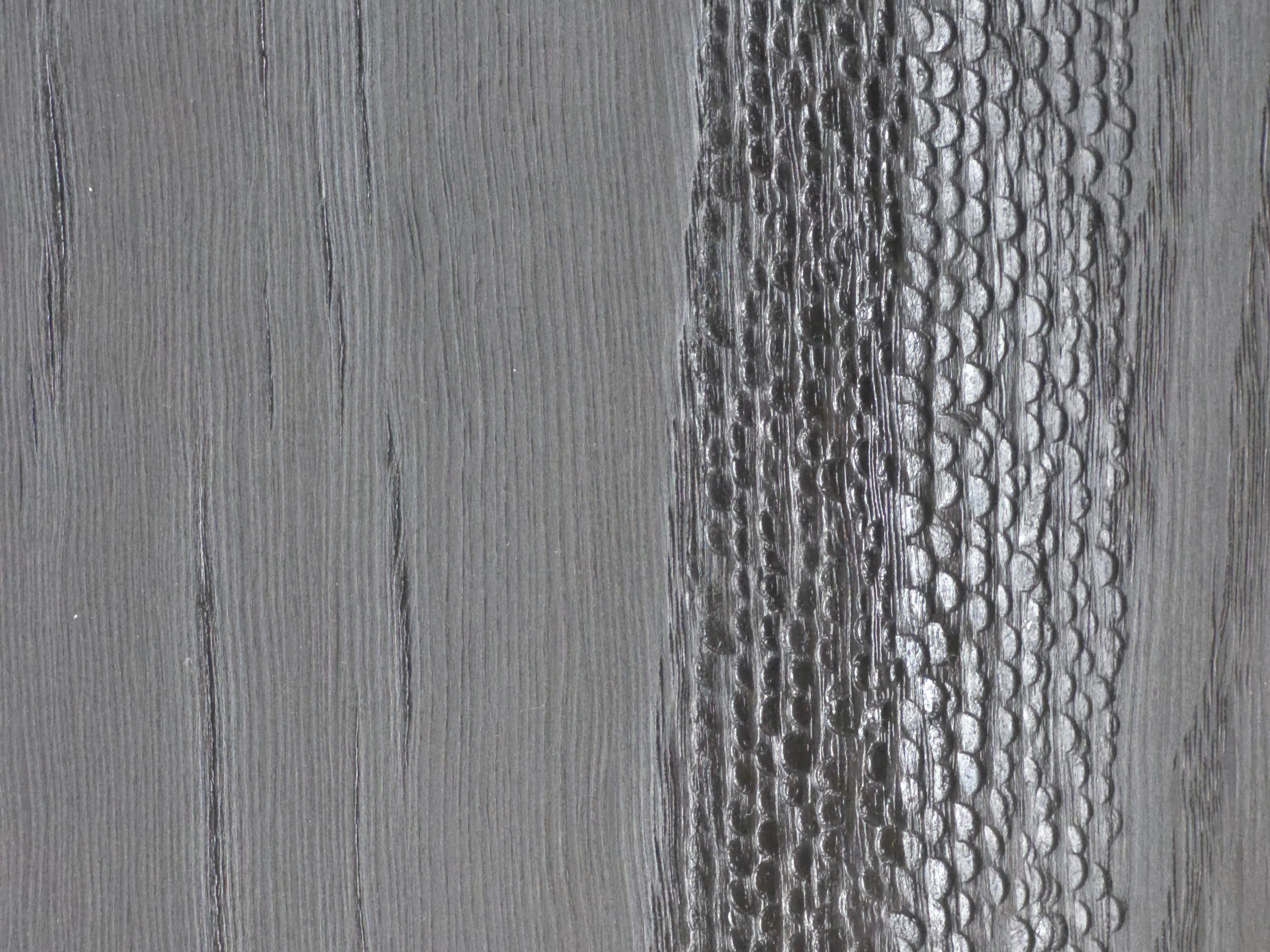 Klare Ästhetik: Das Black Snake Board von OLDRYE präsentiert sich in seiner reinen Form. Ein minimalistisches Designstück, das durch die traditionelle Yakisugi-Veredelung besticht.