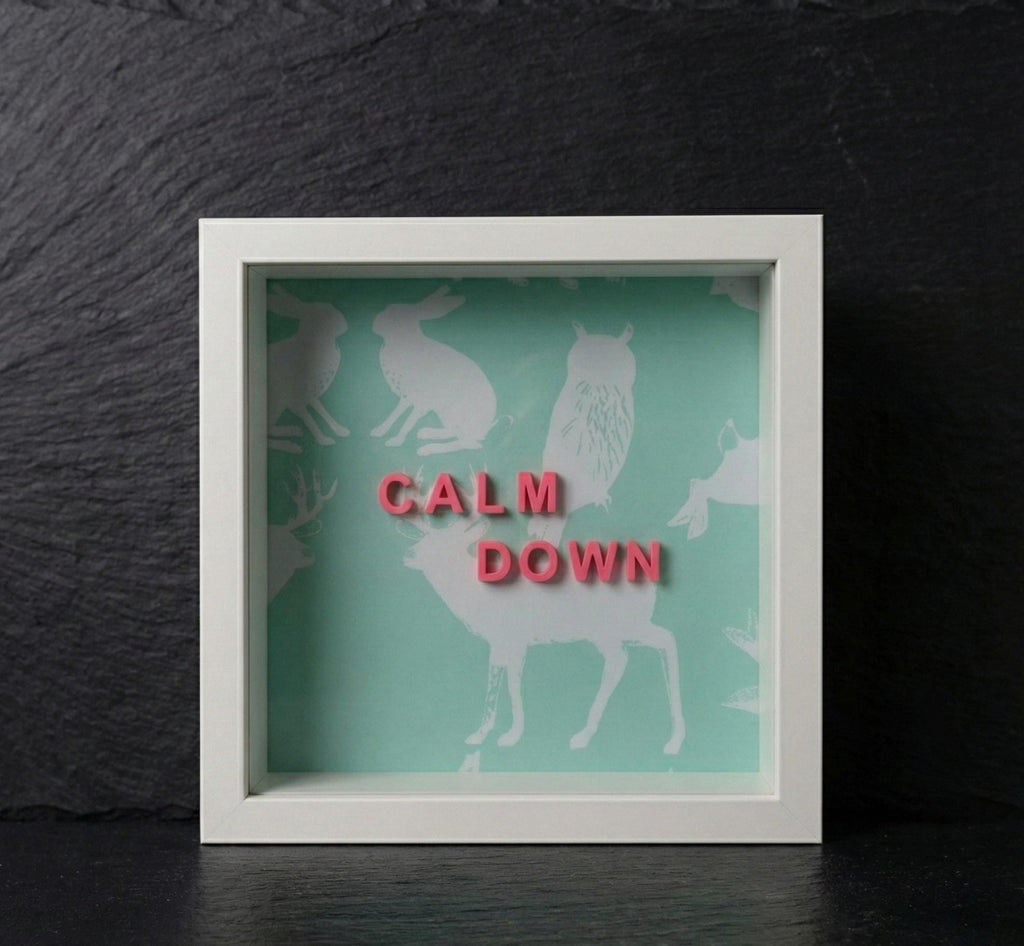 3D Wandbild mit Spruch CALM DOWN | Personalisiertes Geschenk | Objektrahmen 20x20 | Lustige Sprüche Serie | Waldtiere Mint | Unikat Design