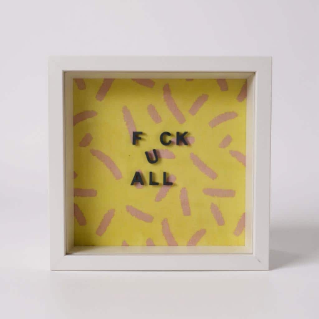 3D Wandbild "F*CK U ALL" | Provokantes Statement & Büro Humor | Lustiges Geschenk Sarkasmus | Rahmen Gelb Pink | Modern Art 20x20