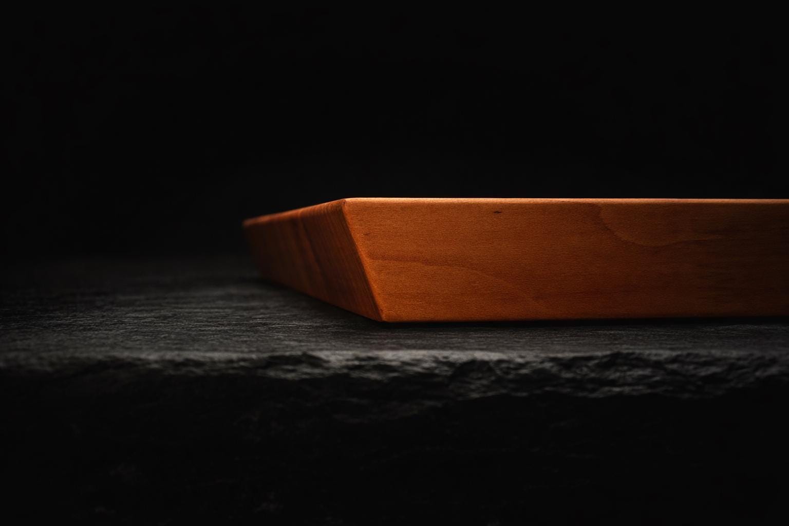 OLDRYE Nature Cherry Facette | Designer Schneidebrett & Servierbrett aus Kirschholz | 49x29x4 cm | 70 Grad Ergonomie-Schnitt | Handgefertigt