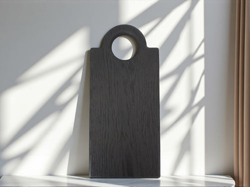 Entdecken Sie das Oldrye Schneidebrett "Black Wide Loop" in diesem kurzen, stilvollen Video. Die Kamera fährt langsam über die schwarze, elegant gemaserte Holzoberfläche, ideal zum Servieren oder Schneiden.