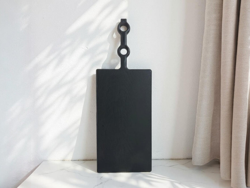  Ein kurzes Video, das die Oberflächentextur und die natürliche Holzmaserung des handgefertigten Yakisugi-Boards von Oldrye aus der Nähe zeigt.